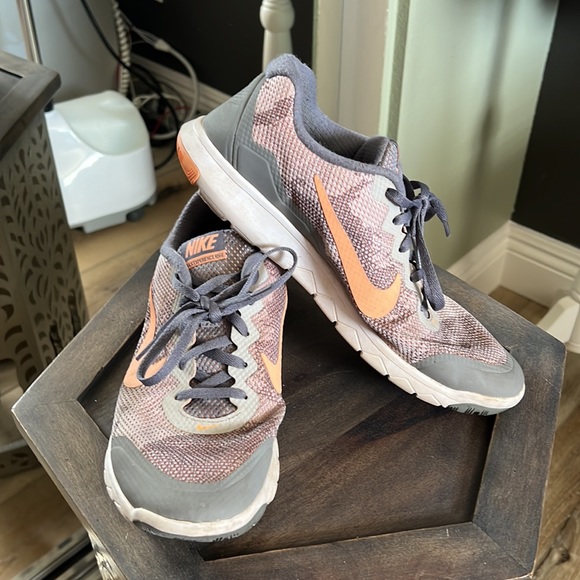 NIKE, sneakers size 9, preloved but lots of life left - Picture 3 of 8